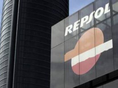 Vista del logotipo de la compañia petrolera Repsol, en su sede del Paseo de la Castellana en Madrid. EFE/Archivo