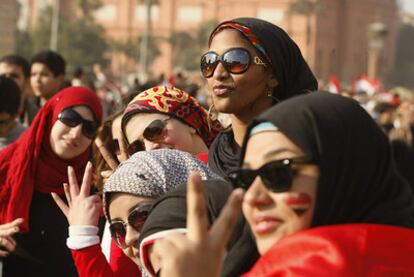 Mujeres en la plaza de Tahrir, el 12 de febrero, tras la renuncia de Mubarak.