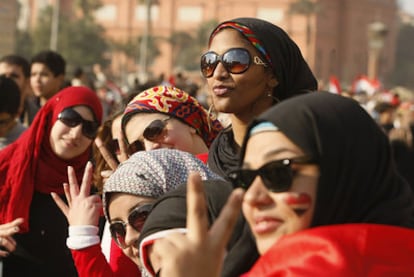 Mujeres en la plaza de Tahrir, el 12 de febrero, tras la renuncia de Mubarak.