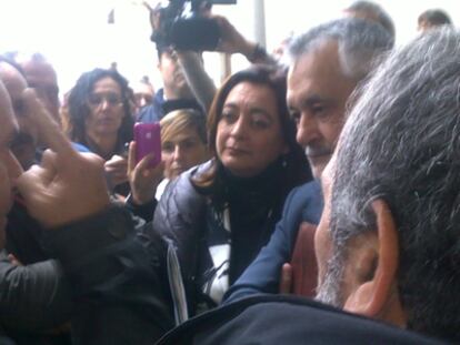 Trabajadores de Delphi increpan al presidente de la Junta, José Antonio Griñán, en el Parlamento.