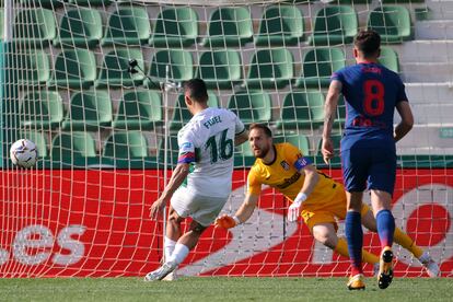 Fidel falla un penalti en el 93 este jueves ante el Atlético en el Martínez Valero.