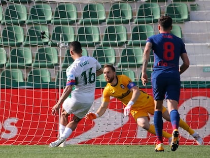 Fidel falla un penalti en el 93 este jueves ante el Atlético en el Martínez Valero.