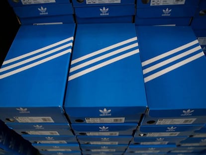 Pilha de caixas de tênis Adidas com o desenho das três listras.