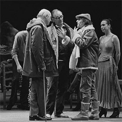 De izquierda a derecha, el pintor Antonio Saura, Carlos Saura, Gades y Cristina Hoyos durante el rodaje de <i>Carmen</i>.