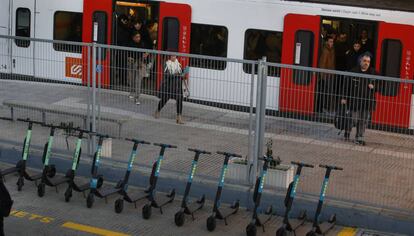 Patinetes eléctricos delante de la parada de ferrocarriles en Sant Cugat. 