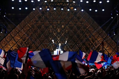 Emmanuel Macron, nuevo presidente de Francia, se dirige a sus votantes en la explanada del Louvre.