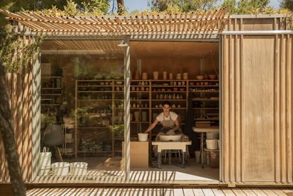 En la fotografía Laura de Grinyo, artista multidisciplinar, en el taller de cerámica de su casa en Ibiza.