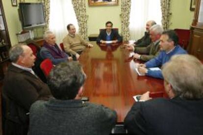 El alcalde de Ferrol, José Manuel Rey Varela (c), durante la reunión que ha mantenido con los regidores que integran la Mancomunidad de Ayuntamientos de la Comarca de Ferrol.