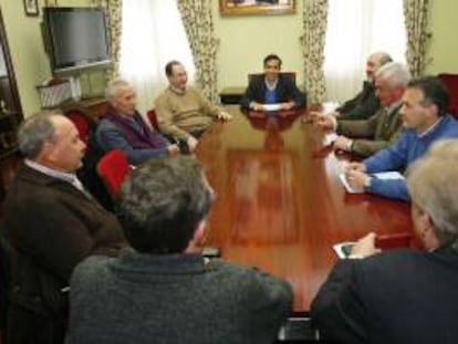 El alcalde de Ferrol, José Manuel Rey Varela (c), durante la reunión que ha mantenido con los regidores que integran la Mancomunidad de Ayuntamientos de la Comarca de Ferrol.