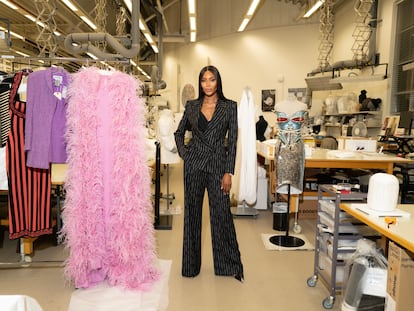 Naomi Campbell junto a algunos de los vestidos que se mostrarán en la exposición que le va a dedicar el Victoria&Albert Museum de Londres.