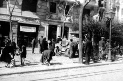 Gente recogiendo restos de la poda para cocinar