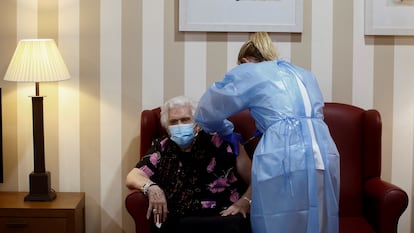 Una enfermera administra a Antonia Gil de 92 años la segunda dosis de la vacuna contra la covid.