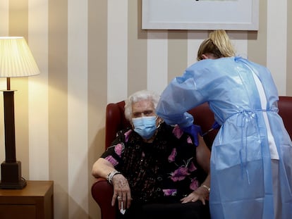 Una enfermera administra a Antonia Gil de 92 años la segunda dosis de la vacuna contra la covid.