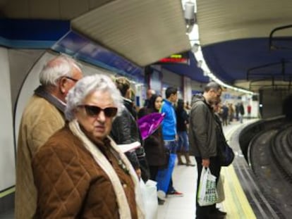 Pasajeros esperan la llegada del metro el pasado 29 de diciembre.