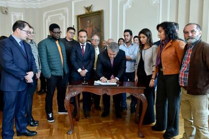 Firma del acuerdo entre el Gobierno, profesores y estudiantes universitarios.