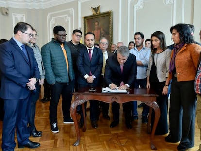 Firma del acuerdo entre el Gobierno, profesores y estudiantes universitarios. 