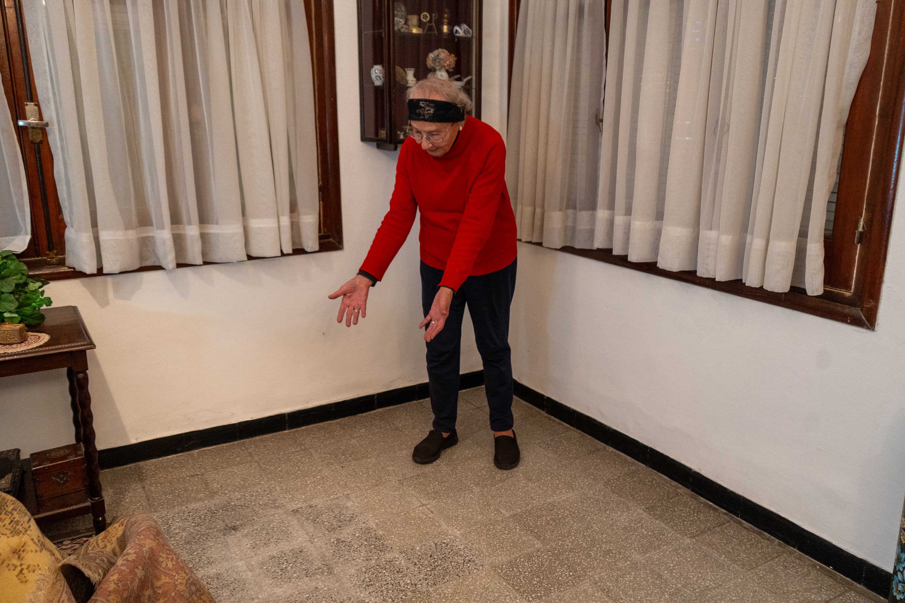 Serrana Auliso muestra en el salón de su casa el sitio por donde escaparon en 1971 los 106 tupamaros presos en del penal de Punta Carretas.