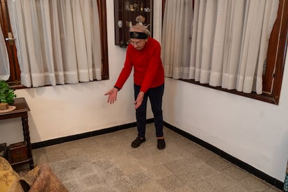 Serrana Auliso muestra en el salón de su casa el sitio por donde escaparon en 1971 los 106 tupamaros presos en del penal de Punta Carretas.