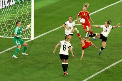 Esther González crea una oportunidad acrobática bajo la presión de Sophia Kleinherne de Alemania durante la Eurocopa Femenina de la UEFA 2025

