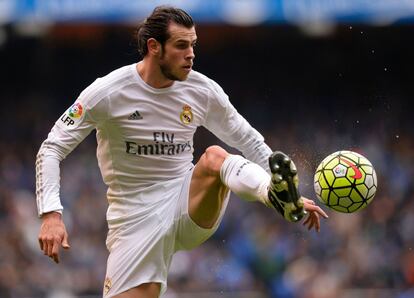 Gareth Bale controla el balón.