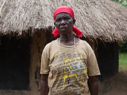 Acayo Rose, de 74 años, frente a su casa en Gulu, en el norte de Uganda, el 7 de julio de 2020. 