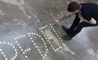 El artista Abel Azcona, durante la realización de la obra 'Amén'.