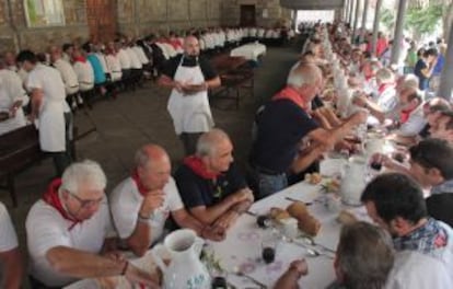 Los cofrades de Sant Roque celebran ayer su tradicional comida en la iglesia de San Pedro Lamuza, en Llodio.