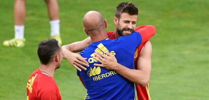 Piqu&eacute; bromea con Reina en el entrenamiento