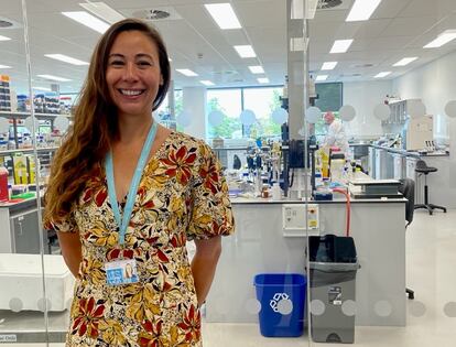 La bióloga evolutiva británica Alexis Sperling, en su laboratorio de la Universidad de Cambridge.