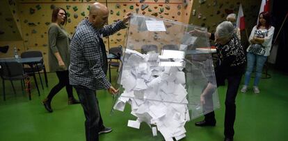 Recuento de votos en la ciudad de Przemyśl este domingo durante la segunda vuelta de las elecciones locales y regionales de Polonia.