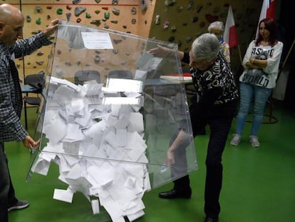 Recuento de votos en la ciudad de Przemyśl este domingo durante la segunda vuelta de las elecciones locales y regionales de Polonia.