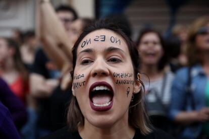 Una mujer con la cara pintada participa en la concentración en Madrid.