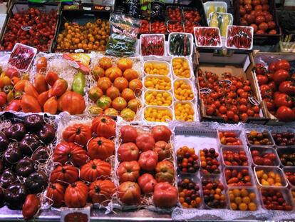 Distintas variedades de tomates en el Mercado de la Boquería (Barcelona).