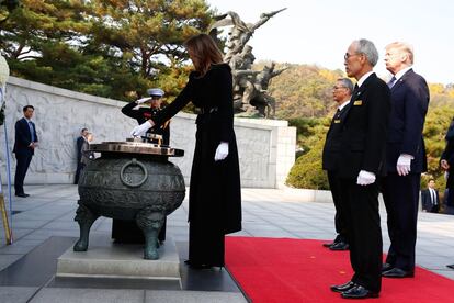 La primera dama, Melania Trump, quema incienso en el Cementerio Nacional de Seúl, el 8 de noviembre de 2017.