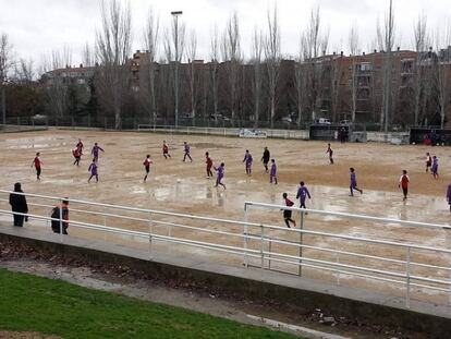 El estado del campo de fútbol tras la lluvia.