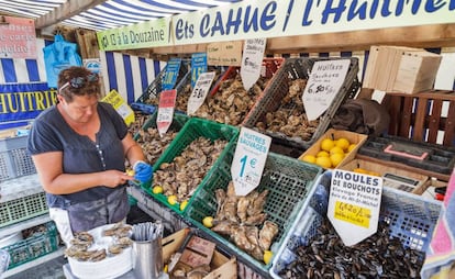 Puesto de ostras en el mercado de Cancale, en Bretaña.