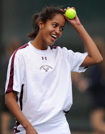 Como sus padres, Malia Obama es amante de los deportes. Y, siguiendo la campaña contra el sobrepeso que Michelle Obama ha convertido en uno de sus trabajos durante sus años como primera dama, Malia practica deporte. En la imagen, durante un partido de tenis entre estudiantes de su colegio, Sidwell Friends, en octubre de 2012.