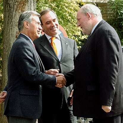 El ministro del Interior, José Antonio Alonso, presenta a su homólogo británico, Charles Clarke (derecha), al delegado del Gobierno en Andalucía, Juan José López Garzón.