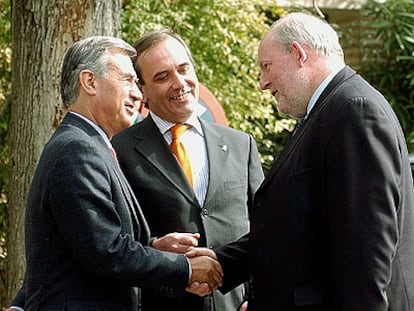 El ministro del Interior, José Antonio Alonso, presenta a su homólogo británico, Charles Clarke (derecha), al delegado del Gobierno en Andalucía, Juan José López Garzón.