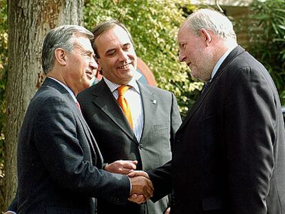 El ministro del Interior, José Antonio Alonso, presenta a su homólogo británico, Charles Clarke (derecha), al delegado del Gobierno en Andalucía, Juan José López Garzón.