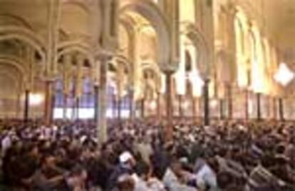 Rezo multitudinario en la mezquita de Madrid