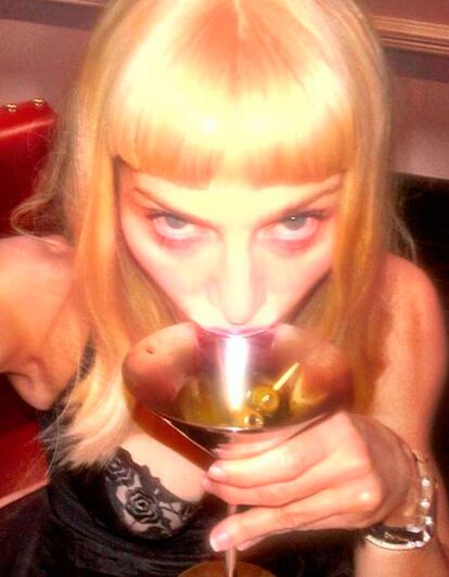 Una de las primeras fotos que la cantante Madonna compartió en Instagram fue este 'selfie' que se hizo mientras bebía un martini.