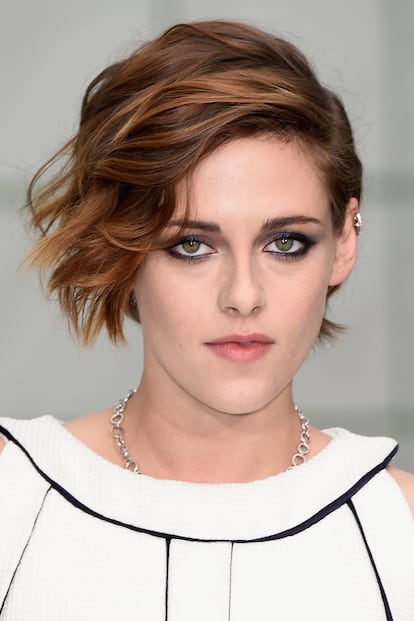  

	Flequillo rizado. Raya en un lateral y todo el pelo hacia el otro lado. Kristen Stewart centra la atención en su flequillo largo con ayuda de unas ondas despeinadas.