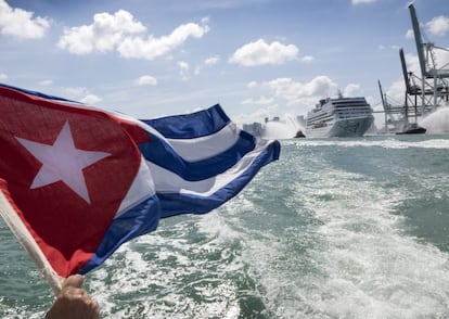 El crucero Adonia, de la compañía Carnival, abandona el puerto de Miami hacia Cuba. Partió el domingo y llegó el lunes.