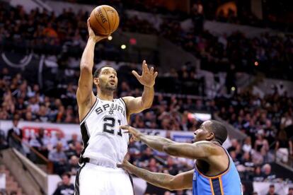 Tim Duncan encara a canasta frente a Kendrick Perkins.