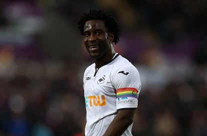 Wilfried Bony, capitão do Swansea, utilizando a faixa com a bandeira arco-íris. Jonjo Shelvey do Newcastle, Ryan Shawcross do Stoke City e Laurent Koscielny do Arsenal, entre outros, foram alguns capitães que também a utilizaram.