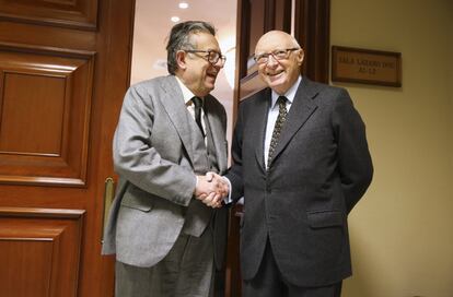 Miguel Herrero y Rodríguez de Millón (izquierda) saluda a José Pedro Pérez-Llorca, antes de una comisión en el Congreso de los Diputados, el 10 de enero de 2018.