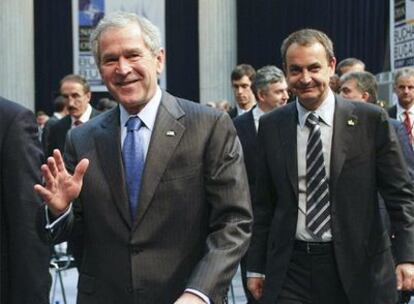 El presidente albanés, Bamir Topi, George W. Bush y Zapatero se dirigen a la reunión sobre Afganistán.