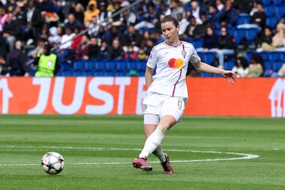 Damaris Egurrola da un pase durante la vuelta de la semifinal de la Champions ante el PSG en el Parque de los Príncipes el pasado 28 de abril.