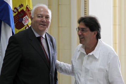 El ministro de Exteriores español, Miguel Ángel Moratinos, y su homólogo en Cuba, Bruno Rodríguez.